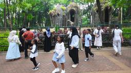 Hingga Jumat (5/9/2025) siang, pengunjung terlihat memadati area kebun binatang untuk melihat berbagai satwa yang ada di Taman Margasatwa Ragunan, Jakarta. (Kapanlagi.com/Budy Santoso)