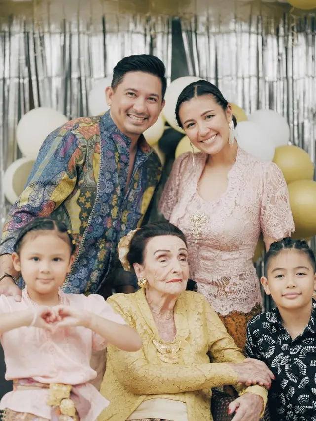 7 Potret Sharena Delon Rayakan Ulang Tahun Sang Nenek yang ke-100, Meriah Banget