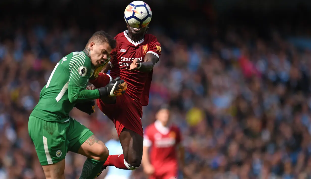 Kaki dari penyerang Liverpool, Sadio Mane, mendarat di wajah kiper Manchester City, Ederson Moraes, pada laga Premier League di Stadion Ettihad, Manchester, Sabtu (9/9/2017). Akibat insiden ini Ederson mengalami luka parah. (AFP/Oli Scarff)