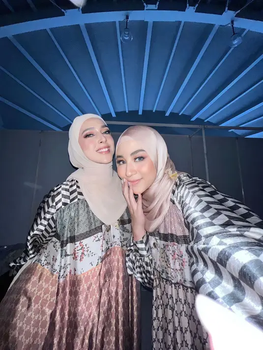 Dress satin full motif yang dipadukan hijab satin ala Margin ini juga bisa jadi inspirasi style lebaran kamu. [Foto: IG/marginw].