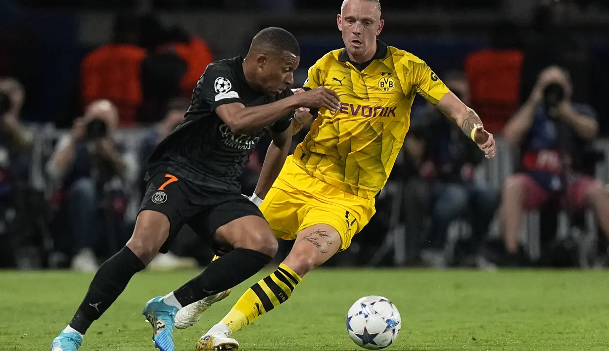 Dua gol tuan rumah dicetak oleh Kylian Mbappe dan Achraf Hakimi. (AP Photo/Michel Euler)