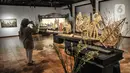 Pengunjung mengamati salah satu koleksi wayang yang ditampilkan dalam pameran 'Wayang Rupa Kita' di Bentara Budaya, Palmerah, Jakarta, Senin (22/11/2021). Pameran menghadirkan berbagai jenis wayang mulai dari wayang kulit, wayang golek, serta wayang suket (rumput). (merdeka.com/Iqbal S. Nugroho)
