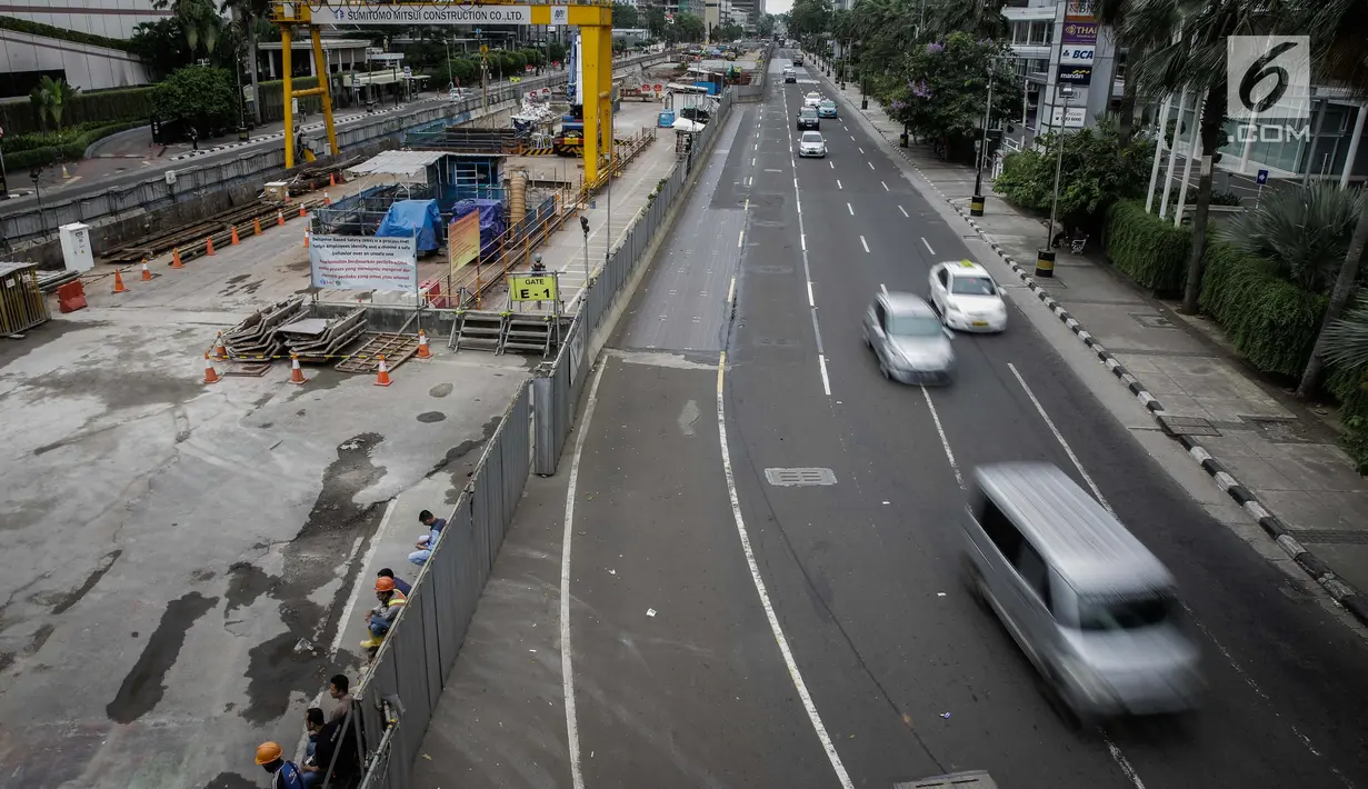 Suasana dikawasan Jalan HR Rasuna Said, Jakarta, Kamis (1/6). Sejumlah jalan Ibu Kota tampak lengang dari kemacetan, lantaran Presiden Joko Widodo menetapkan Hari Kesaktian Pancasila, yakni 1 Juni, sebagai libur nasional. (Liputan6.com/Faizal Fanani)