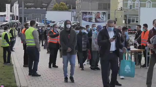 Pakai Lapangan Parkir, 700 Orang di Jerman Salat Id Berjamaah Sambil Social Distancing