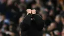 Pelatih Manchester City, Pep Guardiola saat merayakan gol kedua timnya yang dicetak oleh Erling Haaland pada laga lanjutan Liga Inggris 2024/2025 melawan West Ham di Etihad Stadium, Manchester, Inggris, Sabtu (04/01/2025). (AFP/Oli Scarff)
