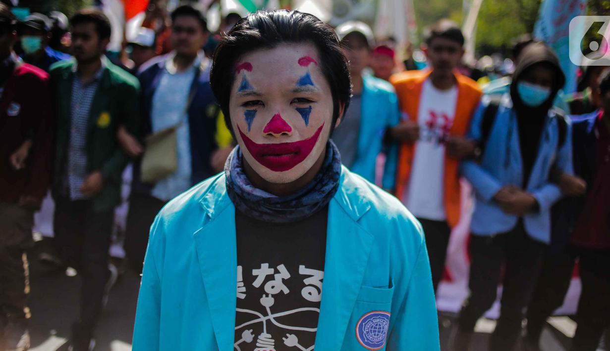 Massa mahasiswa dari BEM Seluruh Indonesia (SI) memakai riasan tokoh Joker dalam unjuk rasa di kawasan Patung Kuda, Jakarta, Senin (21/10/2019). Salah satu tuntutannya adalah meminta Presiden Jokowi menerbitkan Perppu untuk UU KPK yang direvisi. (Liputan6.com/Faizal Fanani)