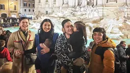 Ruben Onsu dan Sarwendah pun beberapa kali mengunggah foto saat tengah mengunjungi tempat-tempat bersejarah di Italia. Kabahagiaan juga terlihat dari raut wajah setiap anggota keluarga. (Liputan6.com/IG/@ruben_onsu)