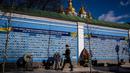Pasukan kehormatan Ukraina berdiri di depan Tugu Peringatan bagi mereka yang Gugur untuk Ukraina di Kyiv pada tanggal 20 Februari 2023. Presiden AS Joe Biden menjanjikan peningkatan pengiriman senjata untuk Ukraina selama kunjungan mendadak ke Kyiv pada 20 Februari 2023, di mana ia juga menjanjikan komitmen Washington dalam membela integritas teritorial Ukraina. (Dimitar DILKOFF/AFP)