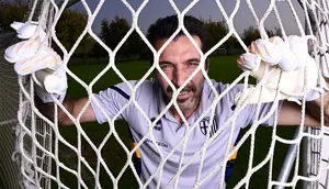 Gianluigi Buffon Ungkap Perbedaan 2 Kiper Target Juventus, tetapi Pilih Menahan Diri