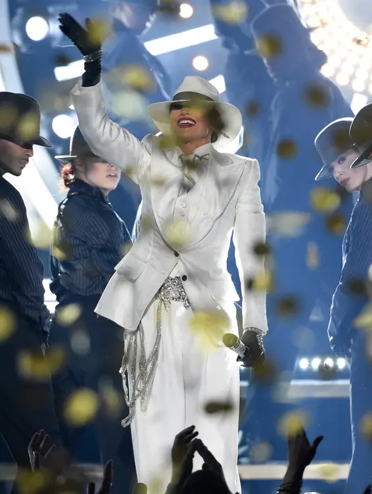 Aksi panggung Jennifer Lopez dalam acara Billboard Music Awards 2018 di MGM Grand Garden Arena, Las Vegas, AS (20/5). JLo beraksi dengan bergaya seperti Raja Pop Dunia, mendiang Michael Jackson. (AP Photo/Chris Pizzello)