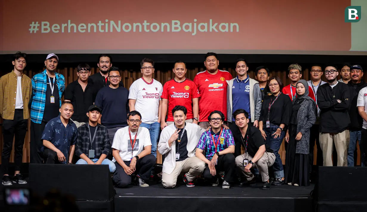 Sejumlah suporter Manchester United dan wartawan berfoto bersama saat acara malam apresiasi penonton setia Vidio bersama eks pemain Manchester United, Owen Hargreaves yang berlangsung di SCTV Tower, Senayan, Jakarta, Jumat (15/12/2023). (Bola.com/Bagaskara Lazuardi)