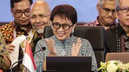 Menteri Luar Negeri (Menlu) RI Retno Marsudi memberikan tepuk tangan saat pembukaan Pertemuan Komisi Zona Bebas Senjata Nuklir Asia Tenggara pada Pertemuan Menteri Luar Negeri Perhimpunan Bangsa-Bangsa Asia Tenggara (ASEAN) di Jakarta, Indonesia, Selasa (11/7/2023). Acara ini digelar pada 11-14 Juli 2023 di Hotel Shangri-La, Jakarta. (Adi Weda/Pool Photo via AP)