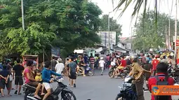 Citizen6, Jakarta: Tawuran antar warga kembali terjadi di Jalan Kramat Sentiong, Jakarta. Penyebab tawuran yang terjadi sekitar pukul 17.00 WIB, Minggu (17/7) hinga saat ini masih belum diketahui. (Pengirim: Dark Shadows)