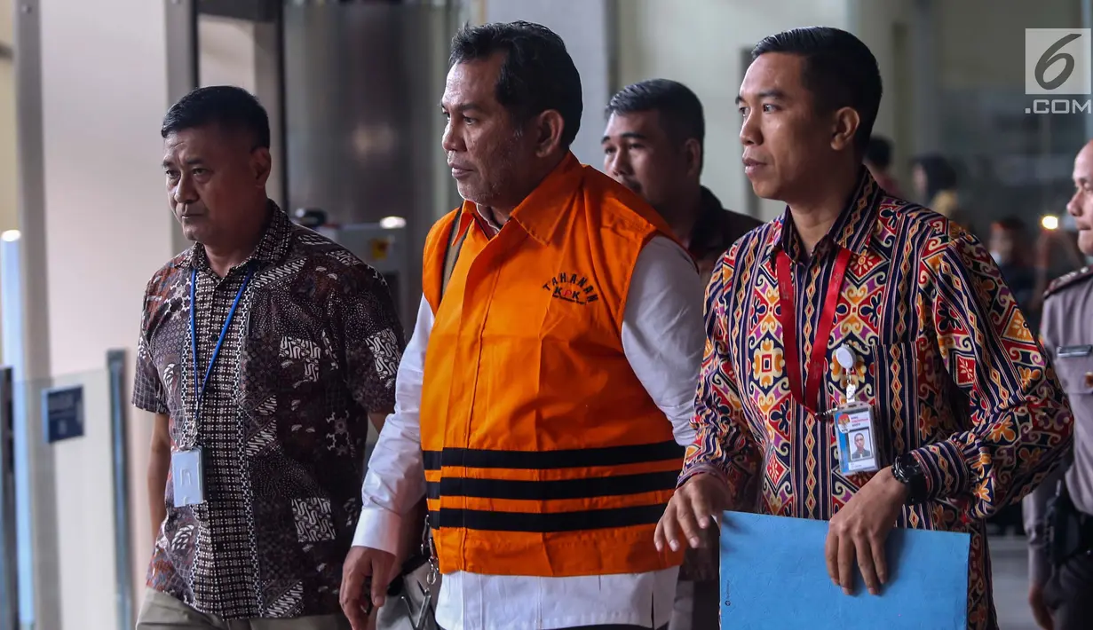 Bupati Hulu Sungai Tengah, Kalimantan Selatan Abdul Latif kenakan rompi tahanan meninggalkan gedung KPK, Jakarta, Jumat (5/1). KPK resmi menetapkan dan menahan Abdul Latif sebagai tersangka penerima suap. (Liputan6.com/Faizal Fanani)
