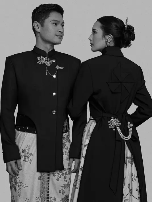Busana tradisional Jawa yang telah didesain dengan sentuhan modern ini juga tak lepas dari sorotan netizen. Terlebih, detail penampilan Beby Tsabina di bagian belakang juga menambah apik penampilannya. (Liputan6.com/IG/@bebytsabina)
