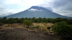 Pemandangan Gunung Agung terlihat dari kecamatan Kubu di Kabupaten Karangasem, Bali, Rabu (22/11). Pasca meletus, Gunung Agung terus mengeluarkan asap kawah bertekanan lemah hingga sedang berwarna putih dan kelabu. (SONNY TUMBELAKA/AFP)