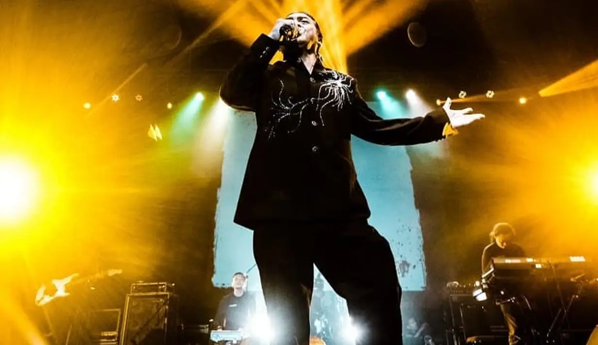 Hampir 30 tahun berkarya di industri musik, Didi selalu memberikan penampilan terbaiknya. Tak heran, musiknya bisa diterima oleh berbagai kalangan termasuk anak muda zaman sekarang ini. (Liputan6.com/IG/@didikempot_official)