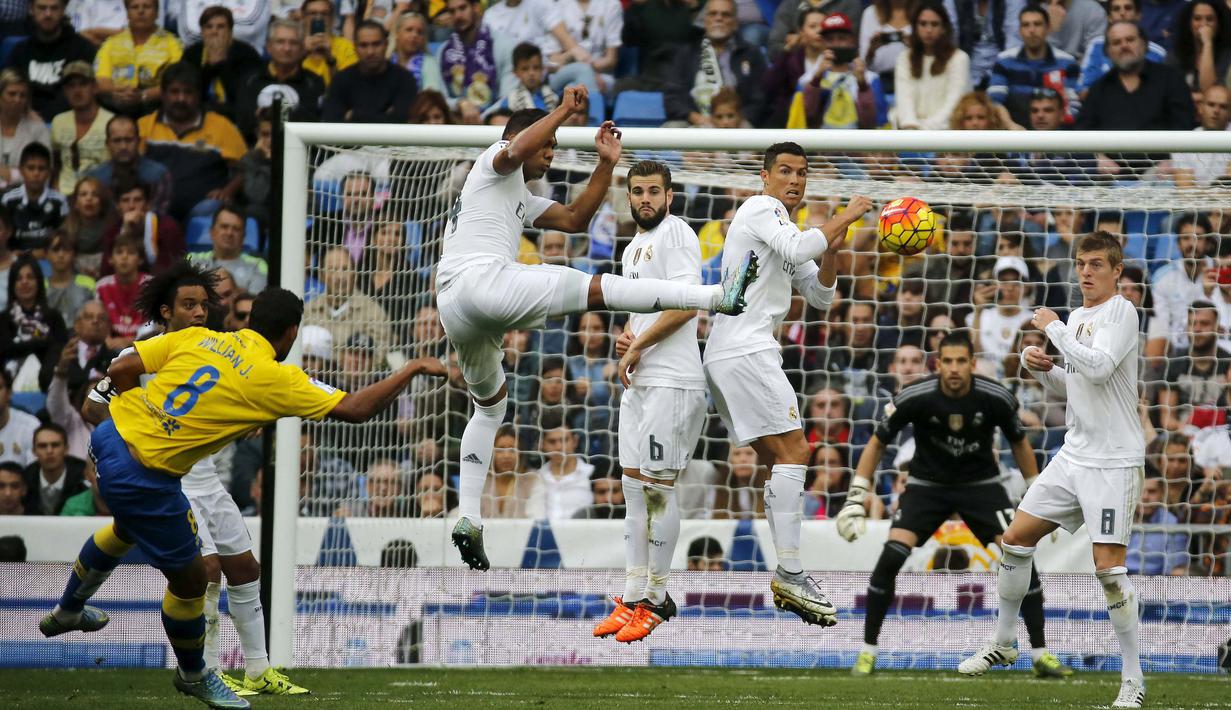 Pemain Las Palmas Willian Jose (kiri) melepaskan tembakan kearah gawang Real Madrid Pemain Real pada lanjutan La Liga Spanyol di Stadion Santiago Bernabeu, Madrid,  Sabtu (31/10/2015). Madrid menang 3-1. (REUTERS/Andrea Comas)