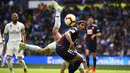 Striker Real Madrid, Gareth Bale, berebut bola dengan bek Eibar, Jose Angel, pada laga La Liga di Stadion Santiago Bernabeu, Sabtu (6/4). Real Madrid menang 2-1 atas Eibar. (AFP/Gabriel Bouys)