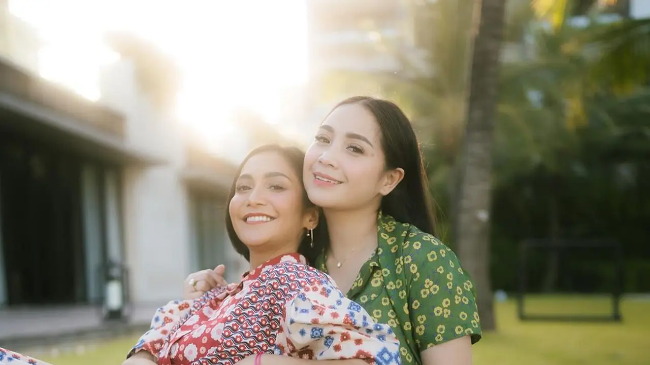 Gaya Kompak Nagita Slavina dan Caca Tengker yang Disebut Sebagai Siblings Goals