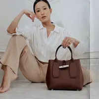 Memadukan kemeja putih dengan celana pleats khaki bisa jadi andalan tampil nyaman sehari-hari. Kali ini, Noi mengenakan kemeja dari Avgal Collection. (Foto: instagram/ Noi Aswari).
