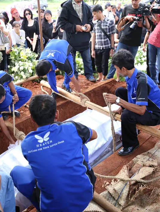 Suasana duka kini menyelimuti pusara tempat peristirahatan terakhir sang maestro Jazz. (Adrian Putra/Bintang.com)