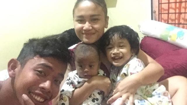 Istri Hamil Anak Ketiga, Ini 6 Potret Keluarga Kecil Dede Sunandar dan Karen