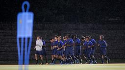 Sejumlah pemain Timnas Prancis U-17 melakukan pemanasan saat latihan di bawah hujan jelang laga final Piala Dunia U-17 2023 melawan Timnas Jerman U-17 di Stadion Sriwedari, Solo, Jawa Tengah, Kamis (30/11/2023). (Bola.com/Bagaskara Lazuardi)