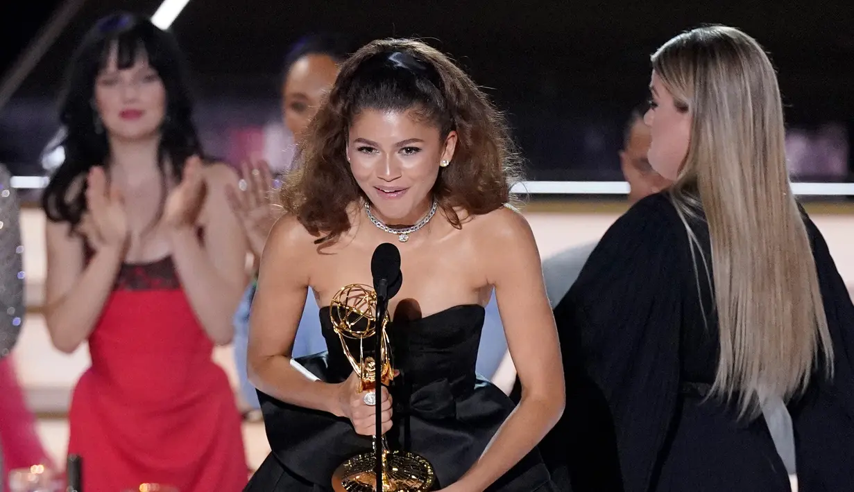 Zendaya menerima penghargaan aktris utama terbaik dalam serial drama 'Euphoria' pada ajang Emmy Awards 2022 di Microsoft Theater, Los Angeles, Amerika Serikat, 12 September 2022. Zendaya tak lupa berterima kasih kepada para pemain dan kru 'Euphoria'. (AP Photo/Mark Terrill)