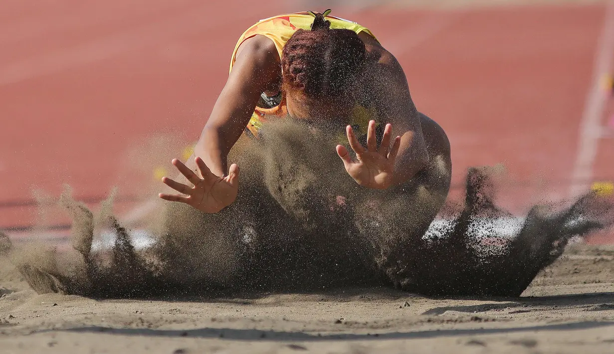 Atlet Atletik Long Jump Women kelas 11-12 Yuliana Wouw Wouw asal Papua melakukan lompatan saat pertandingan final Peparnas XVII di Stadion Sriwedari, Solo, Jawa Tengah, Selasa (8/10/2024). Yuliana Wouw Wouw mendapatkan medali emas di kelas 11-12. (PB PEPARNAS XVII/Feira Manbud)