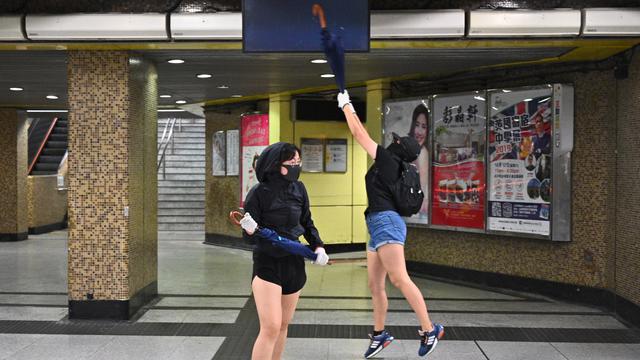 Demonstran Bertopeng Rusak Stasiun MTR Hong Kong