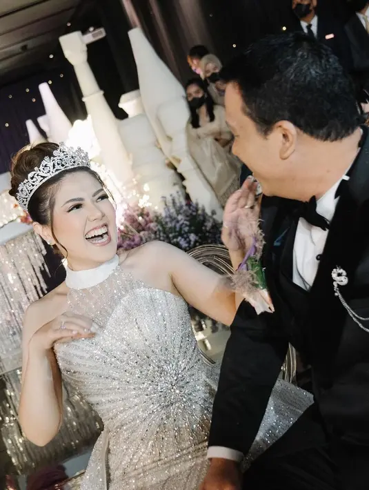 <p>"Intinya harusnya nunda pernikahan sampe 3 tahun, tp stlah perdebatan yg cukup panjang akhirnya boleh diadakan syukuran tp only family," tulis Tina Toon. [Instagram/tinatoon101]</p>