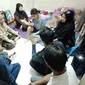 Jajaran Pemkot Surabaya saat berkunjung ke rumah Cyntya Afrianti Amala (17). (Dian Kurniawan/Liputan6.com)