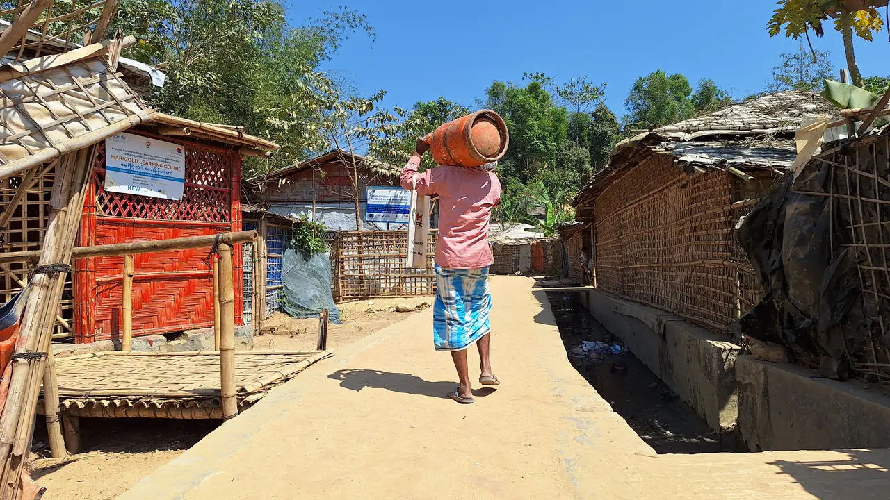 Seorang pengungsi di Kamp 16 Kutupalong, Cox's Bazar mengangkat tabung gas (Liputan6.com/Rino Abonita)