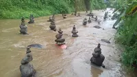 Tumpukan batu misterius di aliran Sungai Cibojong. Foto: (Mulvi Mohammad/Liputan6.com)