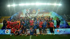 Pelatih Arema Cronus, Suharno (tengah) mengangkat tropi SCM Cup 2015 di Stadion Jakabaring,Selasa (27/1/2015). Arema Cronus unggul 1-0 atas Sriwijaya FC. (Liputan6.com/Johan Tallo)