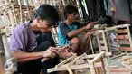 Pekerja menyelesaikan rangka kayu yang akan digunakan untuk parsel, Jakarta, Selasa (21/6). Menjelang Lebaran, pengrajin kerangka parsel mulai kebanjiran pesanan. (Liputan6.com/Yoppy Renato)