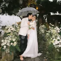Gregoria Mariska dan Mikha Angelo resmi menikah. [@venemapictures]