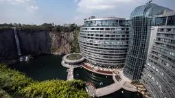 Hotel Intercontinental Shanghai Wonderland yang dibangun di lokasi bekas tambang di distrik Songjiang, 13 November 2018. Hotel yang menelan biaya pembangunannya hingga Rp4,2 triliun itu mulai menerima pemesanan mulai 20 November 2018 (JOHANNES EISELE/AFP)