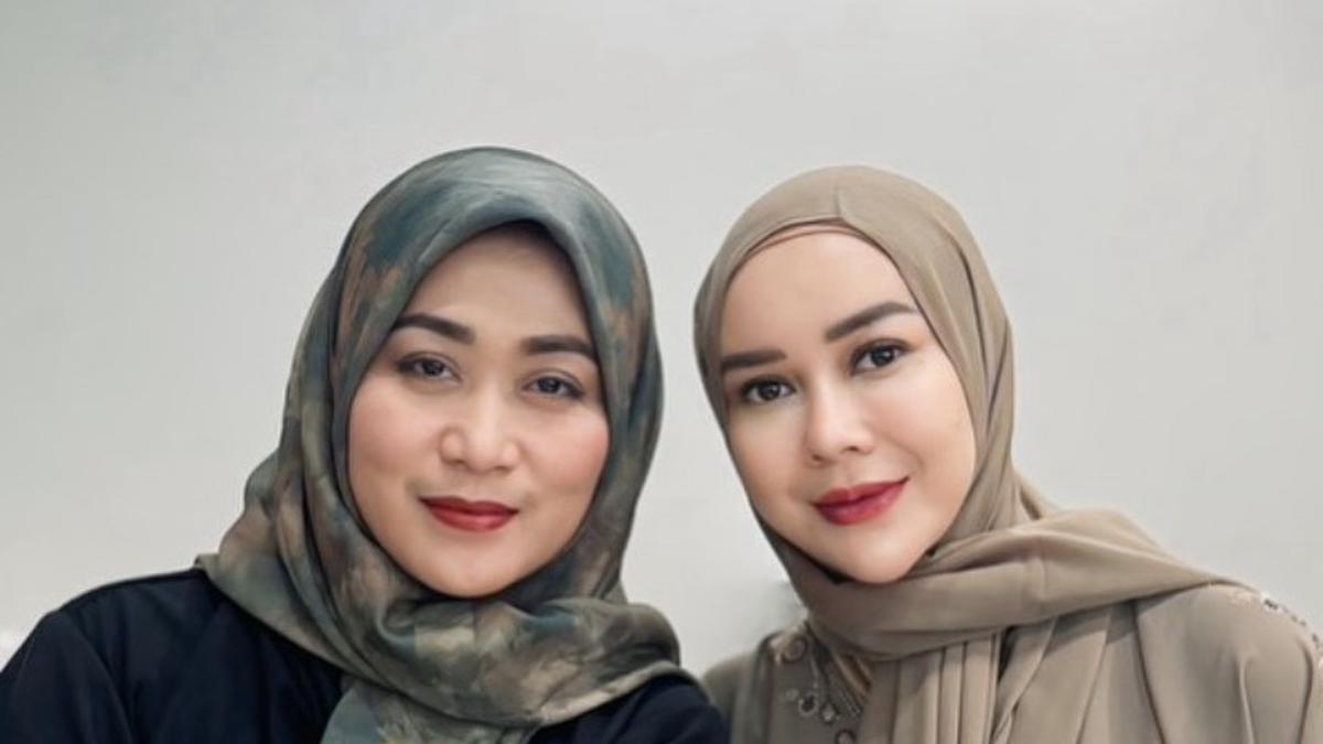 Gaya Aura Kasih Padukan Gamis dengan Tas dan Sandal Hermes saat Hadir Kajian