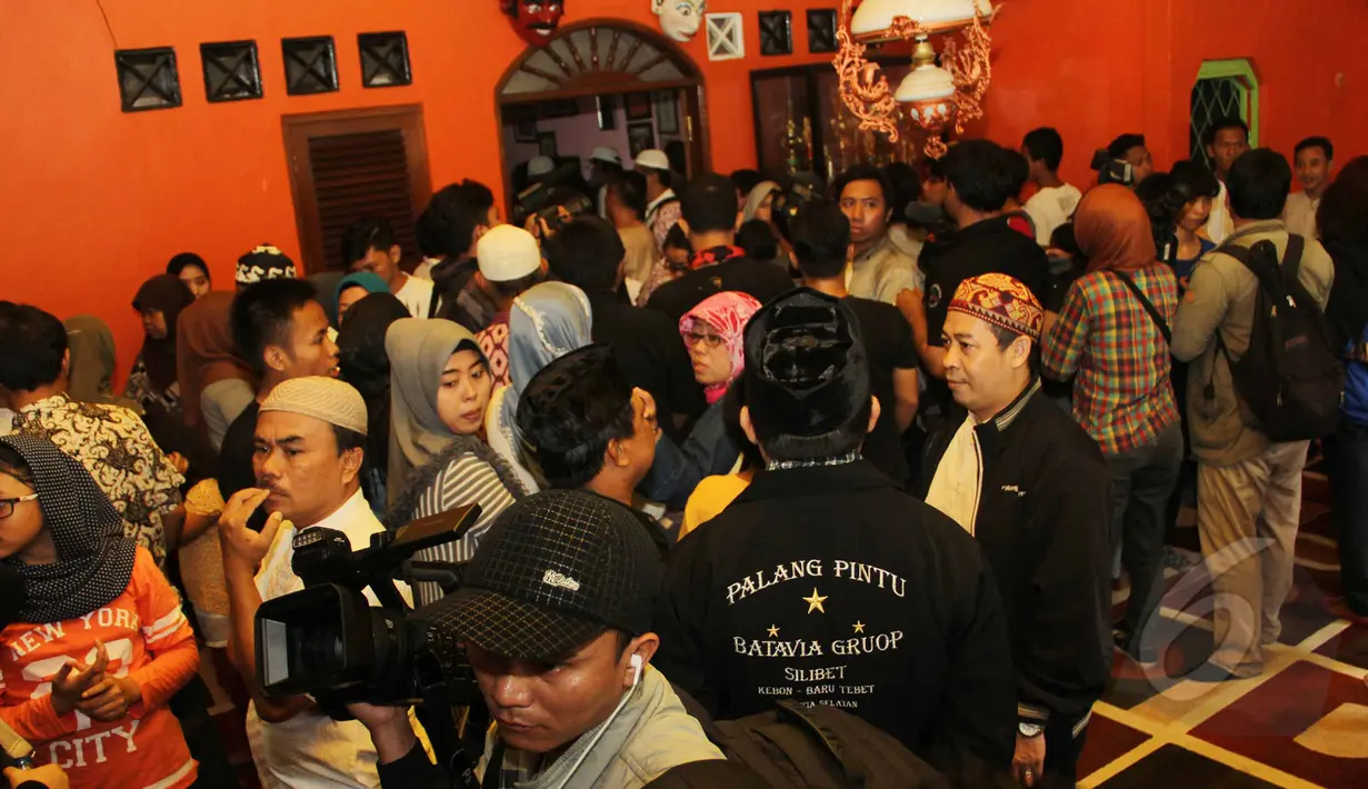 Suasana rumah duka almarhumah Mpok Nori, Jakarta, Jumat (3/4/2015). Ratusan warga berdatangan untuk berbela sungkawa. (Liputan6.com/Helmi Afandi)