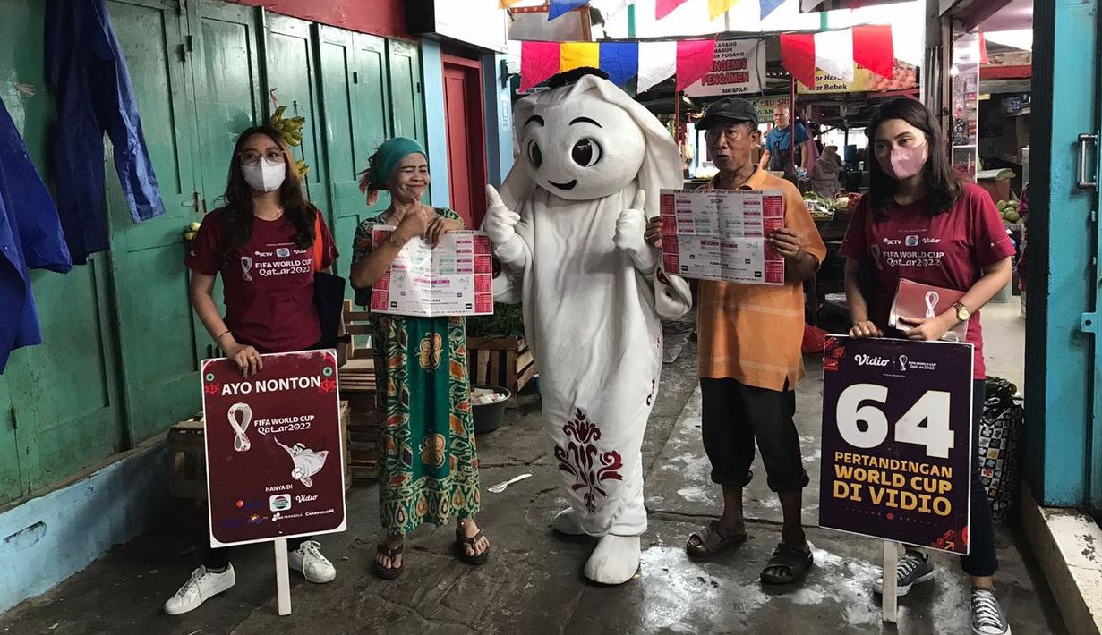 Maskot Piala Dunia 2022, La'eeb, foto bersama warga di Pasar Anyar, Bogor, Jawa Barat. (Procomm Surya Citra Media)