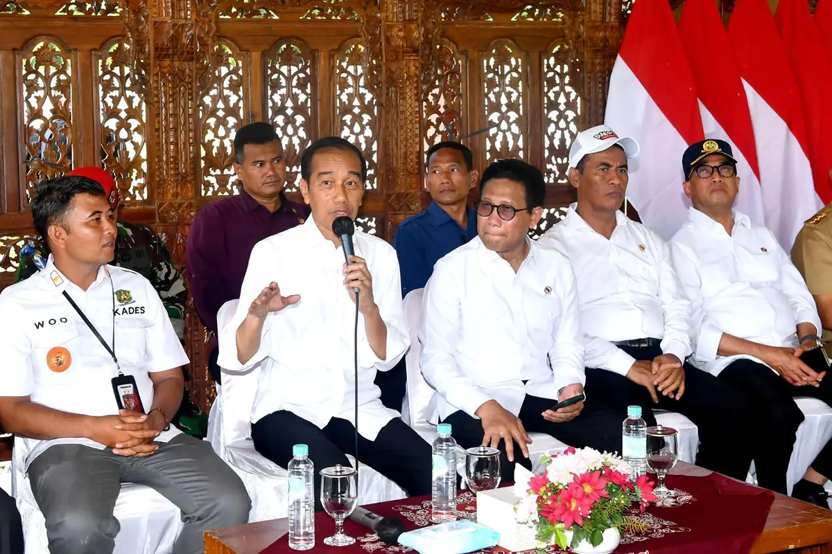 Presiden Jokowi dalam pertemuan bersama para kepala desa se-Kabupaten Banjarnegara, Jawa Tengah, Rabu (3/1/2024).