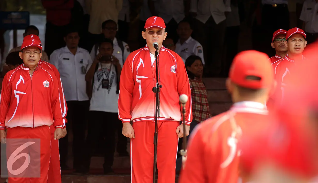 Gubernur DKI Jakarta, Basuki Tjahaja Purnama (tengah) saat mengikuti upacara pelepasan kontingen atlet yang akan berlaga di PON XIX Jabar di halaman Balaikota Jakarta, Rabu (7/9). DKI Jakarta menerjunkan 1.258 atlet. (Liputan6.com/Helmi Fithriansyah)