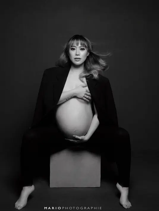 Selain foto yang terlihat perutnya yang besar, Moa Aim istri Lee Joong Hun juga mengunggah foto maternity yang berbeda dari kebanyakan. Ia mengunggah foto bersama suami dan dukun beranak. (instagram/mariophotographie)