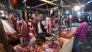 Sehari jelang perayaan Idul Fitri 1446 Hijriah, penjualan daging sapi di Pasar Pondok Labu, Jakarta mengalami penurunan. (merdeka.com/Arie Basuki)