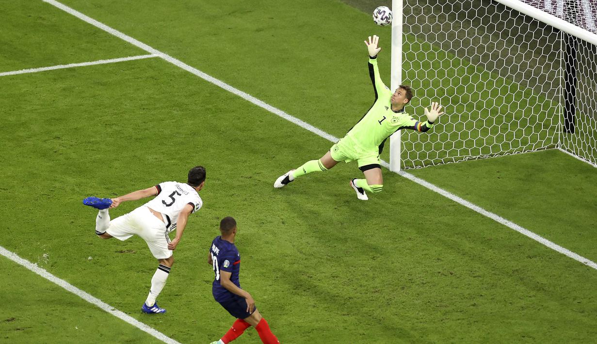 Masuk menit ke-20, Timnas Prancis berhasil unggul lebih dulu setelah Mats Hummels membobol gawang sendiri. Berawal dari umpan Lucas Hernandez, Hummels coba menghalau bola agar tak diterima Kylian Mbappe yang berdiri di dalam kotak penalti Jerman. (Foto: AP/Pool/Alexander Hassenstein)
