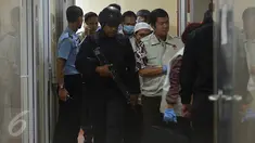 Penyidik KPK menggeledah ruangan 0621 milik Damayanti Wisnu Putranti di Gedung Nusantara I, Senayan, Jakarta, Kamis (14/1/2016). Damayanti diduga melakukan suap dalam pengamanan proyek Kementerian PUPR pada APBN 2016. (Liputan6.com/Johan Tallo) 