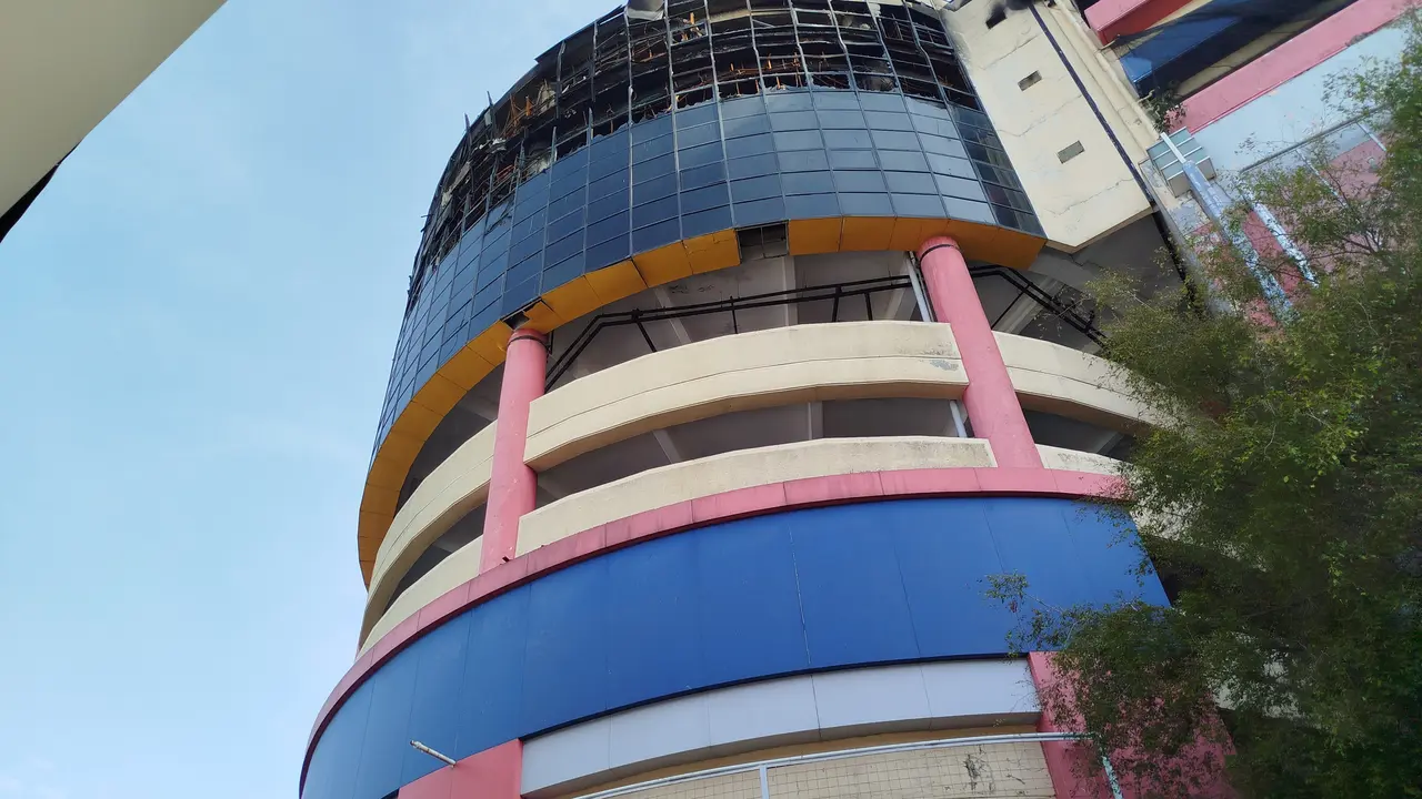Situasi Glodok Plaza, Jakarta Barat pada Minggu (19/1/2025). Tempat tersebut terbakar pada Rabu malam 15 Januari 2025.