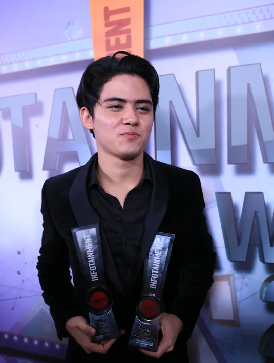 Meski demikian, Aliando Syarief sebagai public figure tetap mengikuti tren fashion. Ia selektif dalam berpakaian. Baginya, yang terpenting adalah kenyamanan bukan tren. (Adrian Putra/Bintang.com)